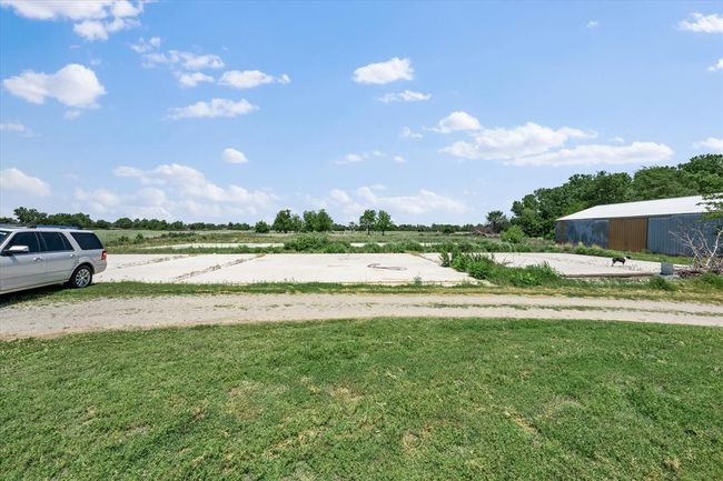 View of green lawn | Image 39