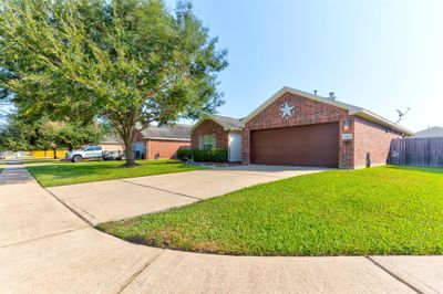 7023 Crescent Moon Drive, House other with 3 bedrooms, 2 bathrooms and null parking in Hitchcock TX | Image 3