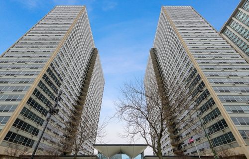 1813-3550 Lake Shore Dr, Chicago, IL, 60657-1909 | Card Image