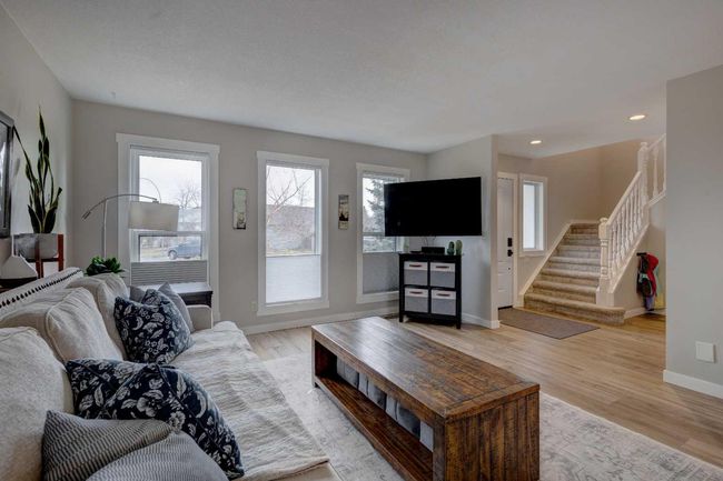 76 Somerside Grove Sw, House other with 3 bedrooms, 4 bathrooms and 4 parking in Calgary AB | Image 6