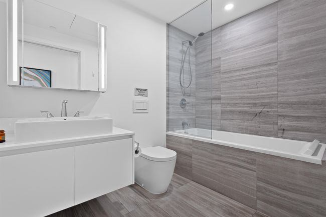 Full bath featuring tiled shower / bath, toilet, and vanity | Image 15