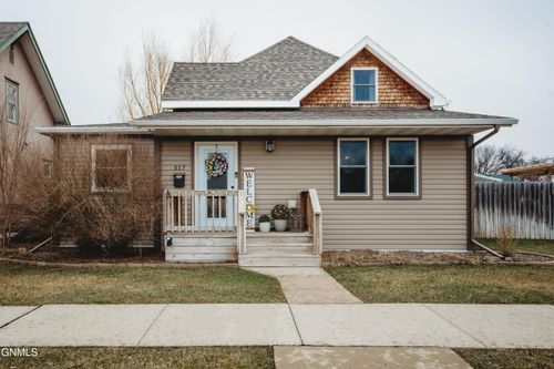 517 3rd St Se, Jamestown, ND, 58401-4330 | Card Image