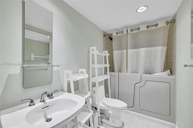APT-624 - 90 Edgewater Dr, Condo with 2 bedrooms, 3 bathrooms and null parking in Coral Gables FL | Image 23