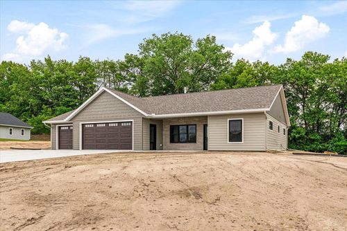 38098 Red Cedar Cir, Prairie Du Chien, WI, 53821-9762 | Card Image
