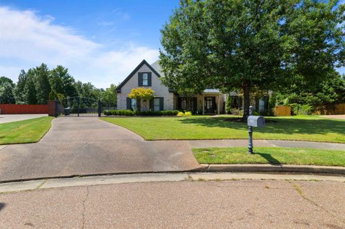8935 Grovelawn Cv W, Germantown, TN, 38139-5684 | Card Image