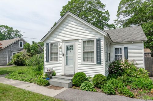 24 Circuit Rd, Bellport, NY, 11713-2904 | Card Image