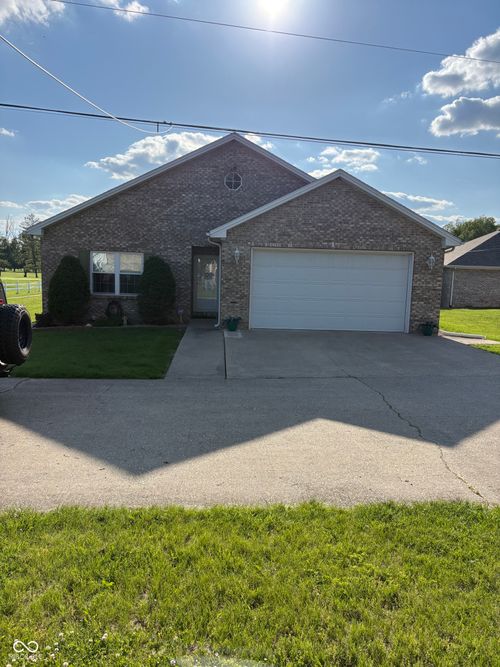 5584 N Sandy Creek Dr, Seymour, IN, 47274-7697 | Card Image