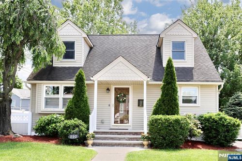 220 New Jersey Ave, Bergenfield, NJ, 07621-1457 | Card Image