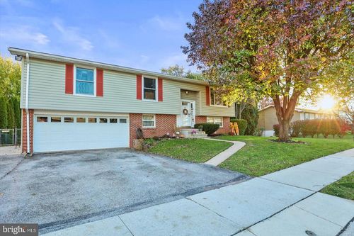 520 Oakwood Dr, DOVER, PA, 17315-1326 | Card Image