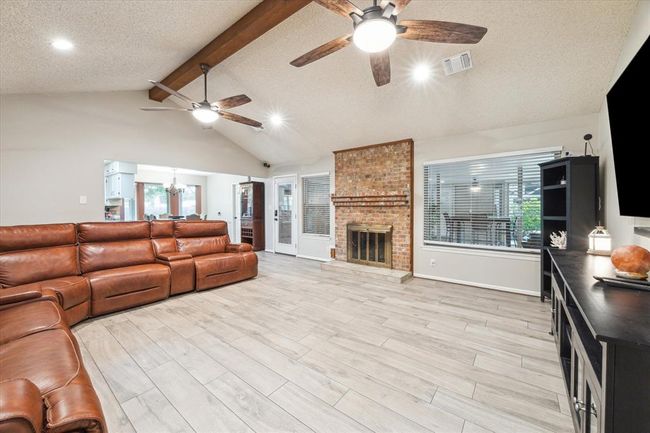 Spacious Livingroom (view from entry way) | Image 9