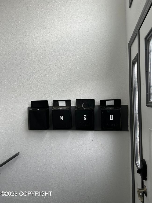 Entry and mailboxes | Image 8