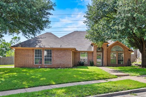 10229 Trail Ridge Dr, Benbrook, TX, 76126-9517 | Card Image