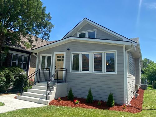 213 Ashland Ave, River Forest, IL, 60305-2107 | Card Image