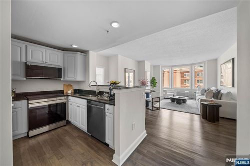 6404 City Pl, Edgewater, NJ, 07020-3176 | Card Image