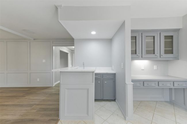Wet bar & study area | Image 36