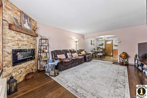 7521 Furmanville Ave, Middle Village, NY, 11379-2221 | Card Image