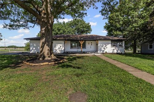 2 Overhill Dr, Paola, KS, 66071-1130 | Card Image
