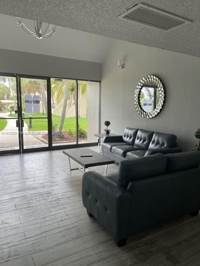 106 - 230 Lakeview Dr, Condo with 2 bedrooms, 2 bathrooms and null parking in Weston FL | Image 2