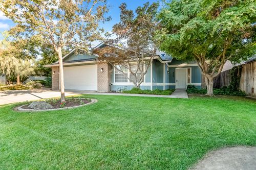 5833 W Paradise Ave, Visalia, CA, 93277-8695 | Card Image