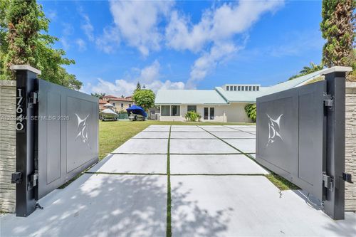 17640 Old Cutler Rd, Palmetto Bay, FL, 33157-6328 | Card Image