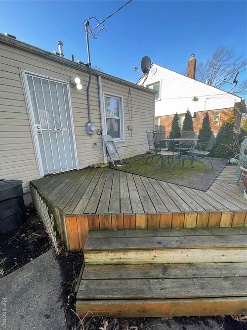 18721 Kingsville St, Harper Woods, MI, 48225-2137 | Card Image