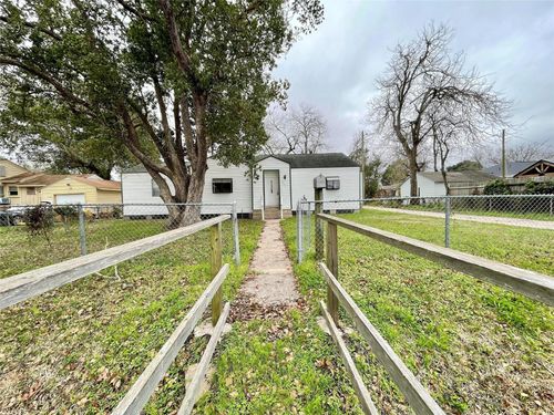 1827 Neuman St, La Marque, TX, 77568-5447 | Card Image