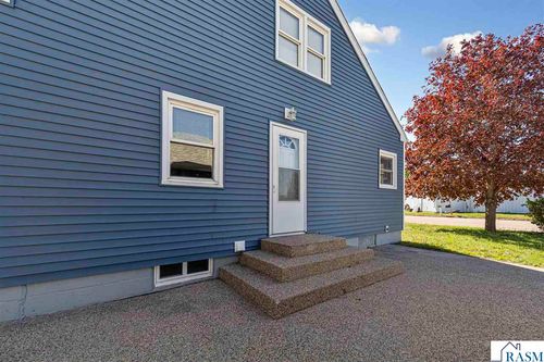 27 9th Avenue, Minnesota Lake, MN, 56068 | Card Image