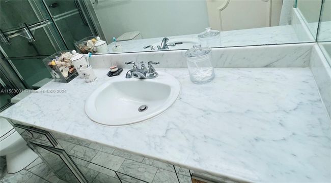 APT-23B - 881 Ocean Dr, Condo with 2 bedrooms, 2 bathrooms and null parking in Key Biscayne FL | Image 12
