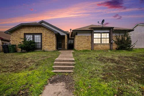 2412 Limestone Dr, Arlington, TX, 76014-1812 | Card Image