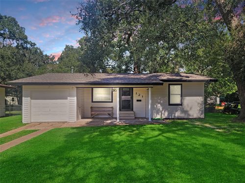 121 Wisteria St, Lake Jackson, TX, 77566-5451 | Card Image