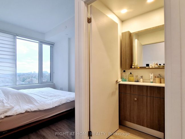 1107 - 75 Canterbury Pl, Condo with 2 bedrooms, 2 bathrooms and 1 parking in North York ON | Image 8