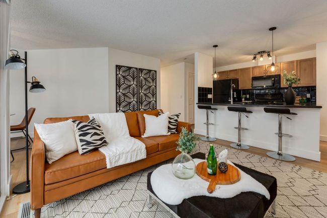 3 - 118 Village Hts Sw, Condo with 2 bedrooms, 2 bathrooms and 1 parking in Calgary AB | Image 3