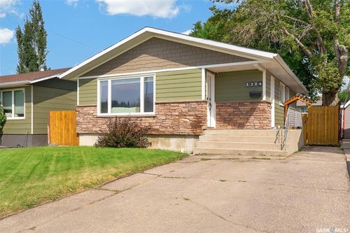1214 Grandview Street W, Moose Jaw, SK, S6H5M2 | Card Image