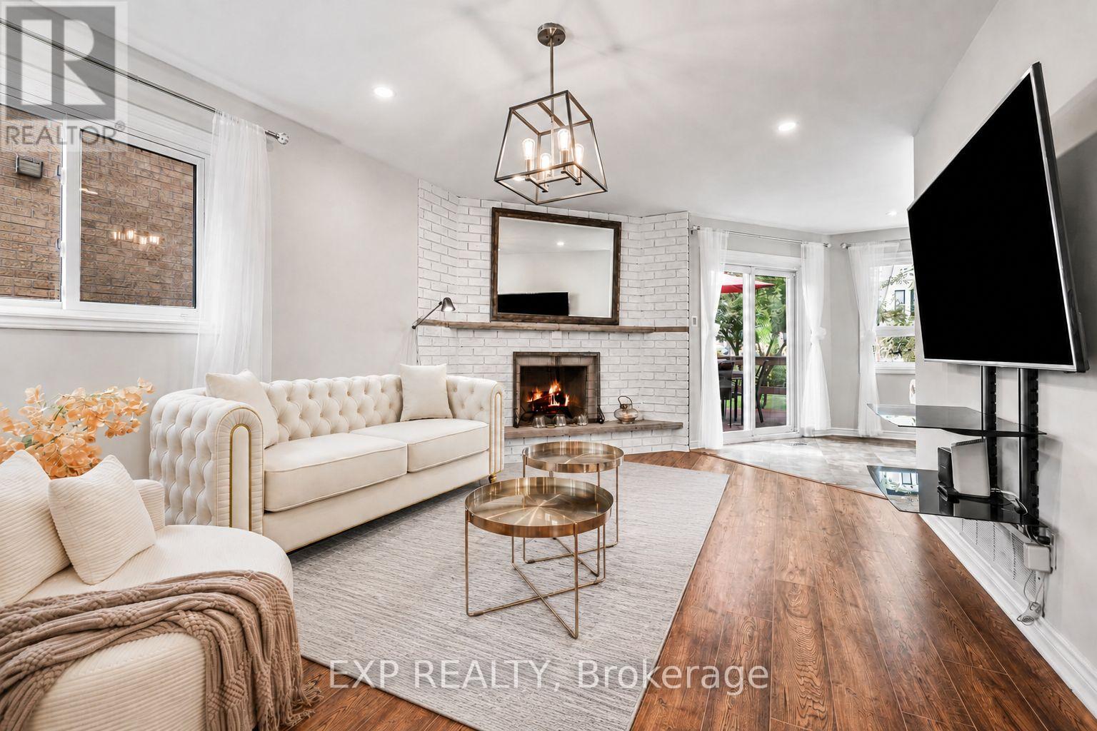 Residential in Richmond Hill (North Richvale) 3