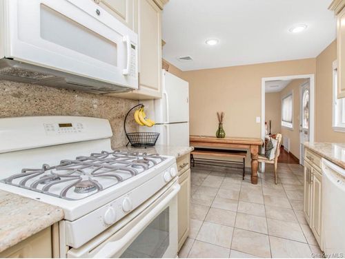 82 Gates Ave, Valley Stream, NY, 11580-3206 | Card Image