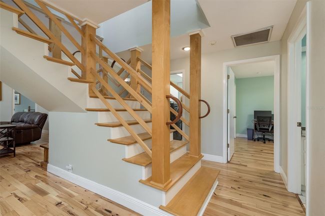 Staircase to Upstairs Master | Image 28