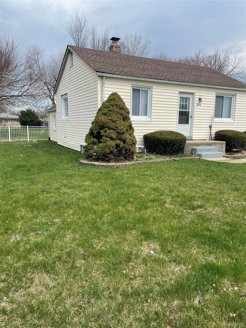 18391 Masonic, Fraser, MI, 48026-3110 | Card Image
