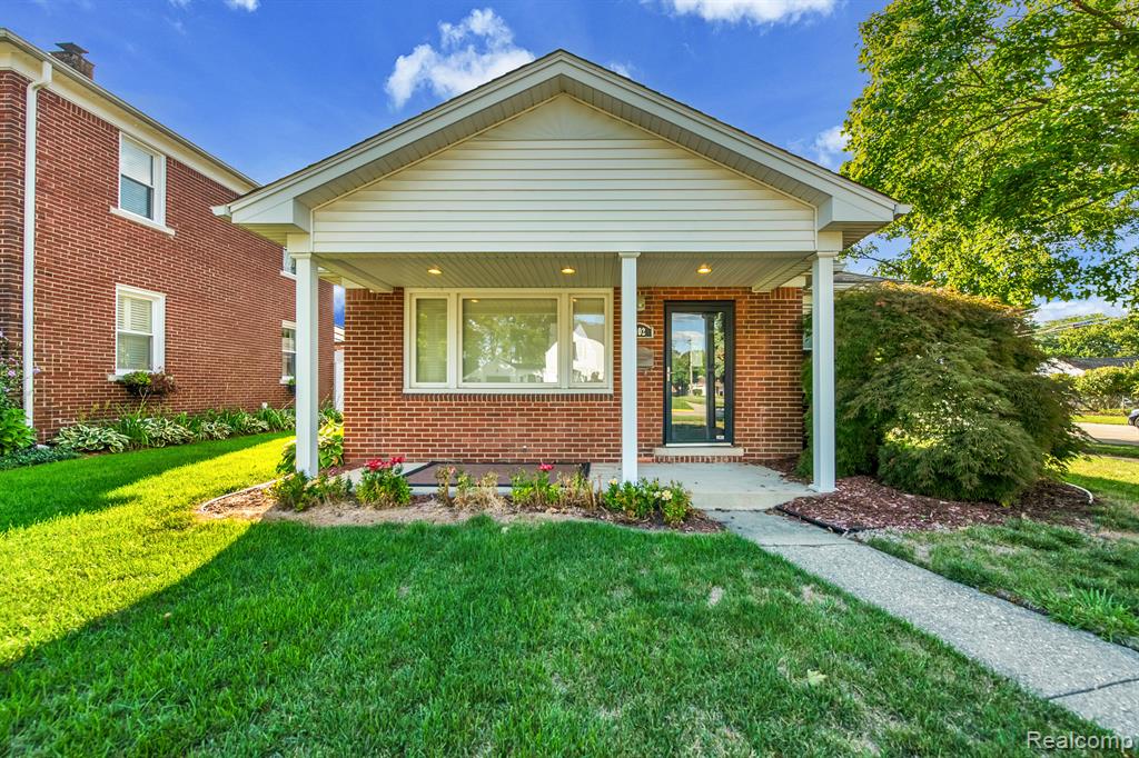 Birchwood St, Trenton, MI 48183