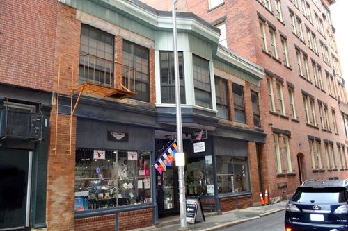 11 Peck St, Providence, RI, 02903-2804 | Card Image