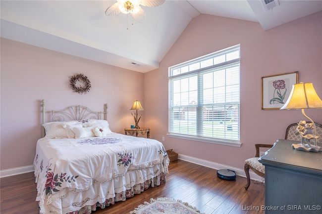 Large guest bedroom | Image 8