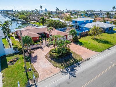 425 Capri Boulevard, House other with 3 bedrooms, 2 bathrooms and null parking in TREASURE ISLAND FL | Image 3