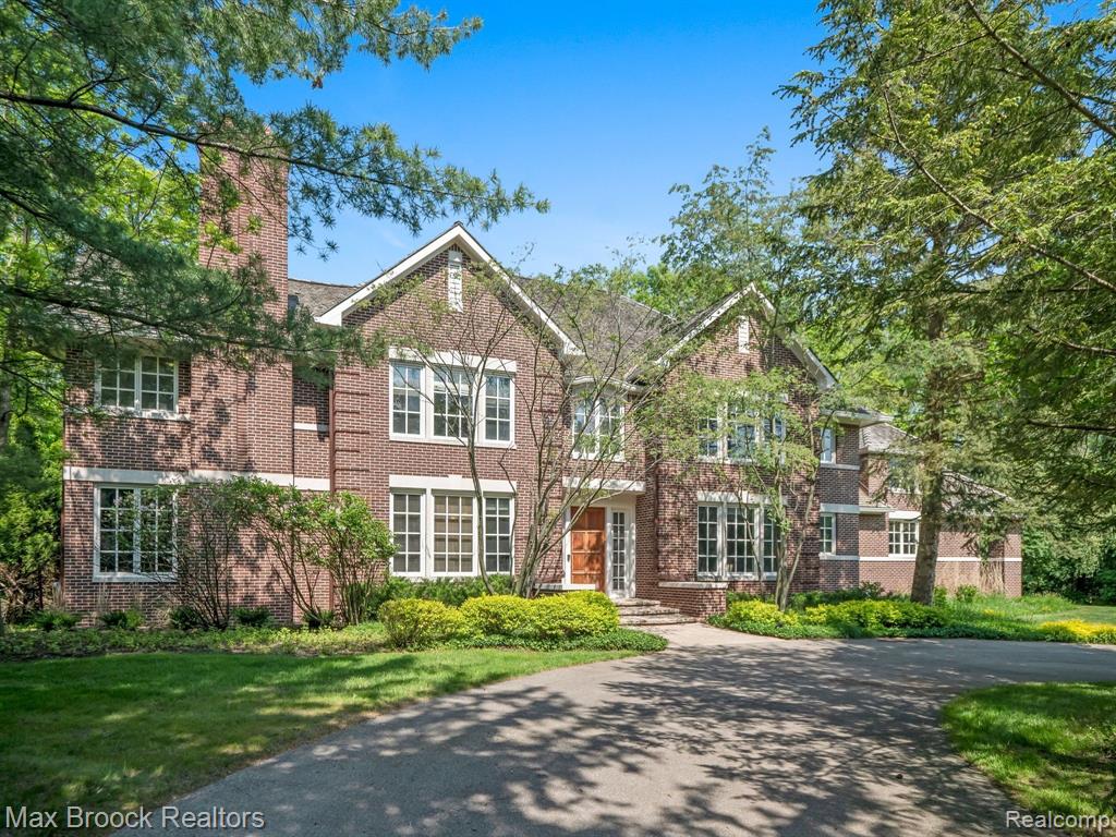 Woodlynne Dr, Bingham Farms, MI 48025