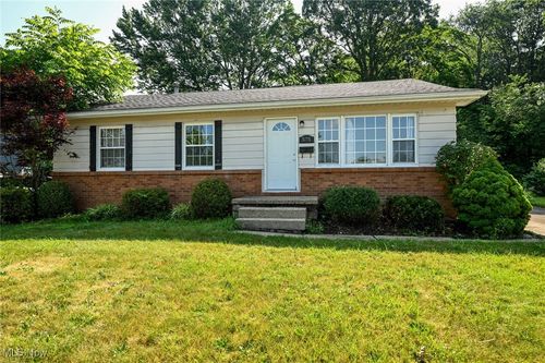 575 Lynn Dr, Cuyahoga Falls, OH, 44221-5027 | Card Image