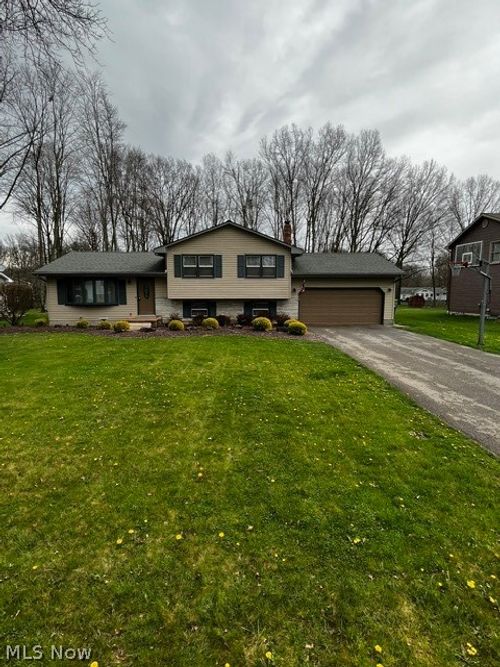 6779 Colleen Dr, Youngstown, OH, 44512-3832 | Card Image