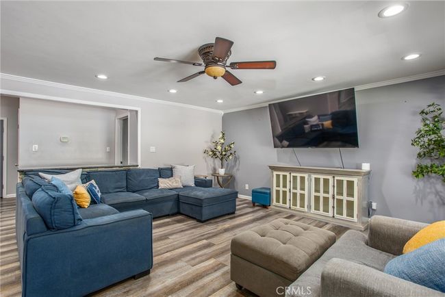View of the large livingroom | Image 7