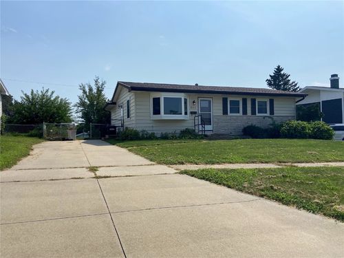 845 Orchard Rd, Marion, IA, 52302-4624 | Card Image