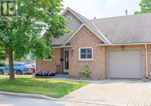 10 Wentworth Dr, Grimsby, ON, L3M5G3 | Card Image