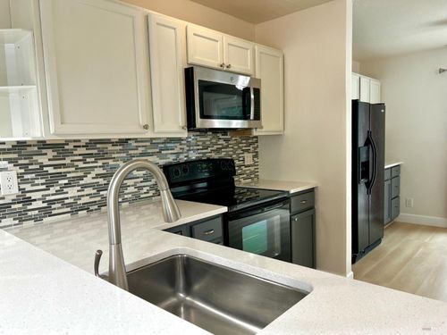 23-490 Edgewood Dr, Vacaville, CA, 95688-3631 | Card Image