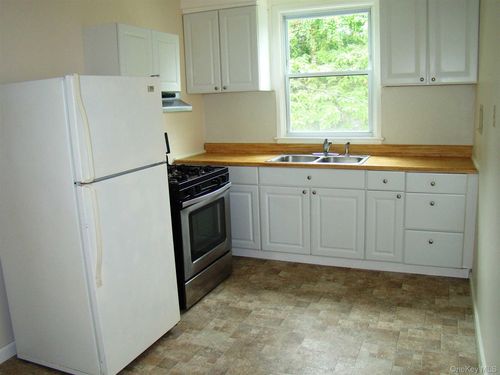 2-28 Vernon Ter, Poughkeepsie, NY, 12601-1812 | Card Image