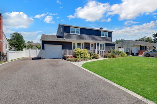 16 Heath Ln, E Northport, NY, 11731-1913 | Card Image